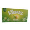 Grüne Papiertaschentuchbox mit Aloe Vera- und Vitamin E-Symbolen, beschriftet mit "Kleenex Balsam".