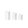 Drei weiße, quadratisch geformte Mini-Vasen aus Porzellan in unterschiedlichen Höhen.