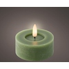 Grünes LED-Teelicht mit Flackereffekt und zentralem Docht, auf neutralem Hintergrund.