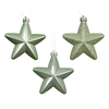 Drei Sternförmige Christbaumkugeln in verschiedenen Grüntönen, eine glanzend und zwei glitzernd.