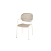 Stapelbarer Gartenstuhl mit modernem Design und geflochtenem Sitzbereich in Sandfarbe.