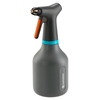 Pumpsprüher mit ergonomischem Handgriff und stufenlos einstellbarer Düse in grauer Farbe.