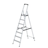 Stehleiter mit sieben Stufen und großer Plattform in stabiler, ergonomischer Bauweise.