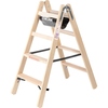 Stehleiter aus Holz mit Eimerhaken und geriffelten Stufen, in stabiler Konstruktion.