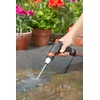 Anwendungsbeispiel einer GARDENA Gartenbrause, die Wasser auf eine Fläche spritzt.