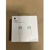 USB-C-Kabel mit Stecker an beiden Enden in einer weißen Verpackung.
