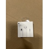 Weiße Apple EarPods in Verpackung mit abgebildetem Kopfhörerstecker und Ohrhörern.