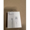 Verpackung eines Lightning-zu-USB-Kabels mit Abbildung des Kabels auf der Vorderseite.