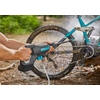 Mitteldruckreiniger in Aktion, während jemand ein Fahrrad mit Wasser reinigt.