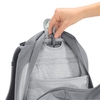 Hand, die einen verstellbaren Schulterriemen eines grauen Schulrucksacks anhebt.