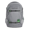 Grauer Schulrucksack mit grünen Akzenten und mehreren Taschen, Frontansicht.