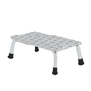 Arbeitspodest mit einer Stufe aus Aluminium-Warzenblech und rutschfesten Kunststoffschuhen.