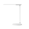 Weißer Tischleuchte mit verstellbarem Gelenkarm und neigbarem Leuchtenkopf in Seitenansicht.