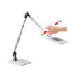 Tischleuchte mit doppeltem Gelenkarm und Handbewegungssensor, in Silber und Weiß.
