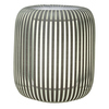 Grau gestreifte Tischleuchte in zylindrischer Form, ohne Lichtquelle.