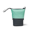 Mintgrünes Schlampermäppchen mit schwarzem Unterteil, in aufgerichteter Position abgebildet.
