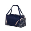 Sporttasche mit zwei Tragegriffen und gepolsterten Schultergurten, florales Design.