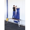 MUNK Arbeitsplattform mit Person, die an einer Wand arbeitet, und stabiler Standfläche.