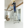Stehleiter mit einer Person, die eine Decke im Innenraum bearbeitet.