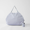Shupatto Tragetasche L in Hellblau mit pinken Streifen, neben einer kleinen, gerollten Tasche.