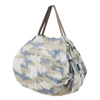 Beige Tragetasche mit blauen Wolkenmustern und zwei Henkel, in gefalteter Form dargestellt.