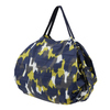 Geräumige, faltbare Tragetasche mit grafischem Muster in Blau, Gelb und Weiß.