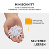 Hand hält zerrissenes Papier im Minischnitt von einem Aktenvernichter, der Sensibilität zeigt.