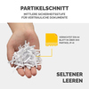 Hand mit zerrissenem Papier, das als Ergebnis einer Aktenvernichtung in Partikelgröße gezeigt wird.
