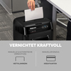 Aktenvernichter im Einsatz, während ein Blatt Papier manuell eingelegt wird.