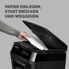 Person legt Papier in den Aktenvernichter Fellowes® AutoMax™ 200M und drückt den Startknopf.