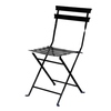 Schwarzer, klappbarer Gartenstuhl mit gestreifter Sitzfläche und Rückenlehne.