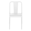 Weißer Gartenstuhl mit mattem Finish und minimalistischer Form im frontalen Blick.