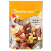Packung der Seeberger Nussmischung Trail-Mix mit Nüssen und Trockenfrüchten auf Holztablett.