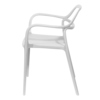 Weißer Gartenstuhl mit zeitlosem Design und bequemen Armlehnen in Seitenansicht.