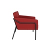 Roter Sessel mit schwarzem Gestell, seitliche Ansicht, Kunstlederbezug, modern und schlicht.
