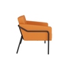 Orangefarbener Sessel mit schwarzem Gestell, seitliche Ansicht, abnehmbarer Bezug.
