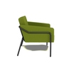 Seitenansicht eines grünen Sessel aus Polypropylen mit schwarzem Gestell für den Außenbereich.