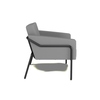 Grauer Sessel im Seitenansicht mit schwarzem Gestell, geeignet für den Außenbereich.