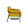 Seitenansicht eines gelben Sessels mit schwarzem Gestell für den Außenbereich.
