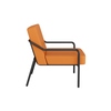 Seitenansicht eines orangen Sessel mit schwarzem Gestell aus Kunstleder im Innenbereich.