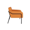 Oranger Sessel mit abnehmbarem Bezug und schwarzem Gestell, seitliche Ansicht.