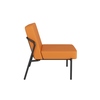 Seitenansicht eines orangefarbenen Sessels mit schwarzem Gestell und Kunstlederbezug.