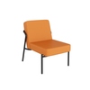 Oranger Sessel mit abnehmbarem Bezug und schwarzem Gestell, für den Innenbereich geeignet.