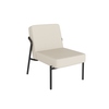 Cremefarbener Sessel mit schwarzem Gestell und einfachem, modernem Design für den Innenbereich.