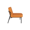 Oranger Sessel mit abgerundeter Rückenlehne und schwarzem Gestell, seitliche Ansicht.