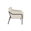 Beige Sessel mit schwarzem Gestell, seitliche Ansicht, für den Innenbereich geeignet.