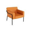 Oranger Sessel aus Kunstleder mit schwarzem Gestell, für den Innenbereich geeignet.