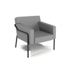 Grau gepolsterter Sessel mit schwarzem Gestell, geeignet für den Außenbereich.