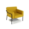 Gelber Sessel mit schwarzer Metallbeinkonstruktion für den Außenbereich.