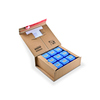 Versandkarton geöffnet mit mehreren blauen Verpackungen im Inneren, geeignet für den Versand.